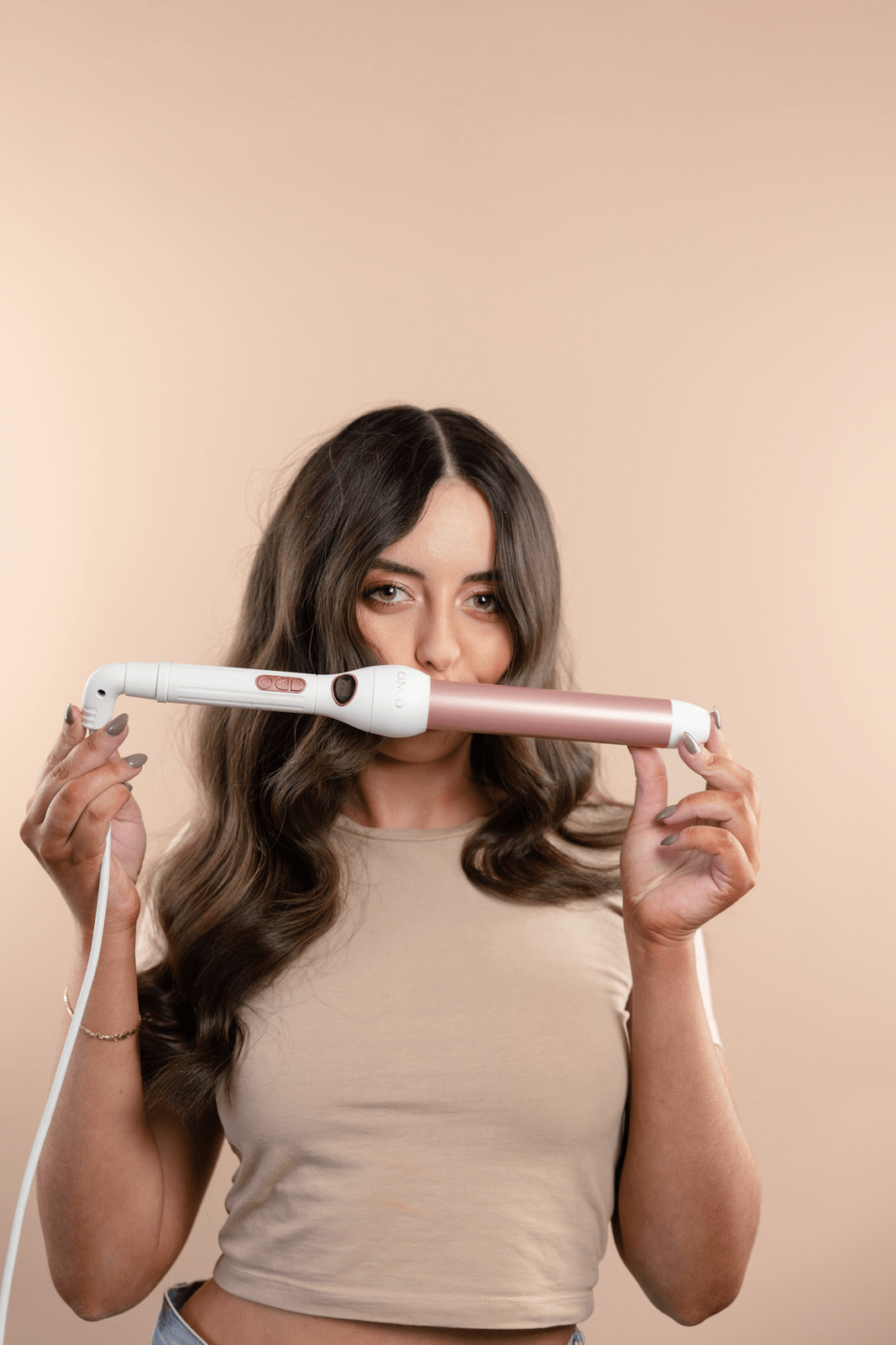A photo of the Cinco styling wand which can create mermaid waves